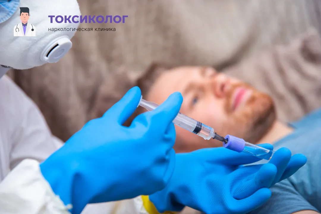 Врач берет анализы в процессе процедуры «Снятие ломки в Ростове-на-Дону»